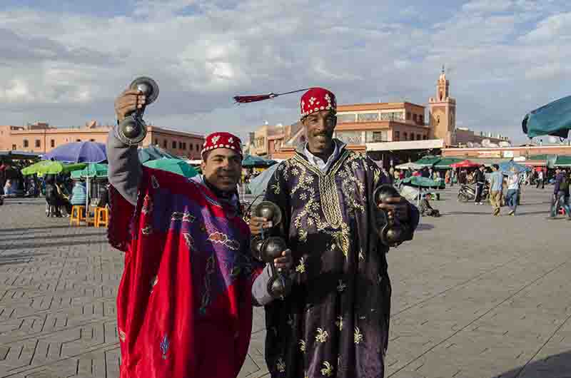 23 - Marruecos - Marrakech - plaza Jamaa el Fna - hombres con trajes tipicos